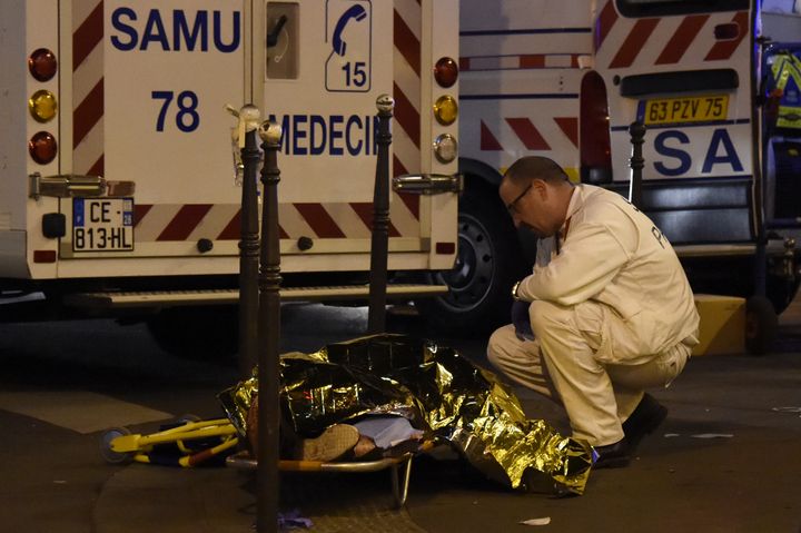 Un médecin du Samu prend en charge une personne blessée au Bataclan lors des attentats du 13-Novembre 2015 (DOMINIQUE FAGET / AFP)