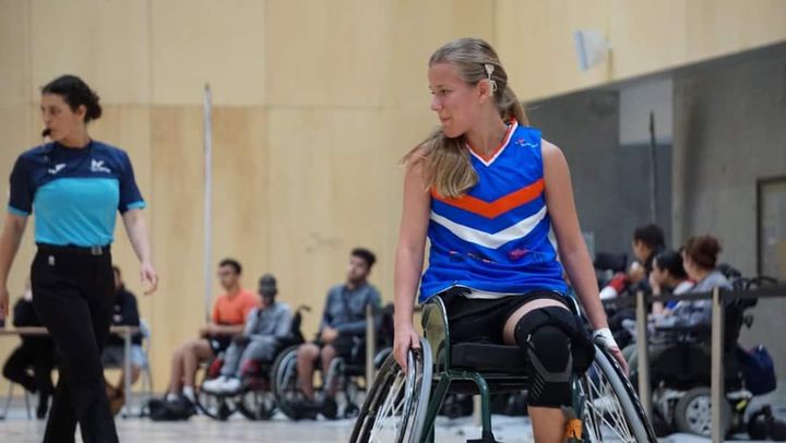 Maud, adolescente de 16 ans, amputée de la jambe droite de naissance, pratique le basket fauteuil et la danse classique. (DR / Patrice Pruvost)