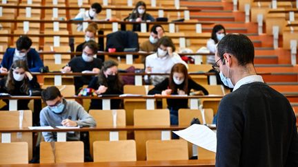 Des étudiants à l'université de Rennes-1 (Ille-et-Vilaine), le 4 janvier 2021. (DAMIEN MEYER / AFP)