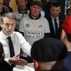 Le président de la République, Emmanuel Macron, débat avec les représentants des syndicats agricoles, le 24 février 2024, au Salon de l'agriculture, à Paris. (LUDOVIC MARIN / AFP)