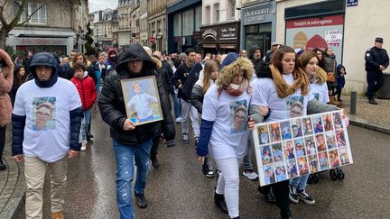 Plus de 500 personnes ont participé à une marche blanche en hommage à Lucas, à Epinal (Vosges), dimanche 5 février 2023. (BORIS LOUMAGNE / FRANCEINFO)