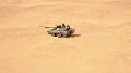 Un soldat fran&ccedil;ais conduit un char dans le d&eacute;sert pr&egrave;s de Bourem (Mali), le 17 f&eacute;vrier 2013. (PASCAL GUYOT / AFP)