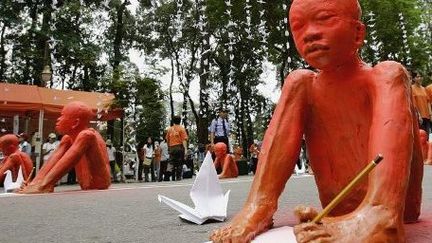 Hô Chi Minh-Ville, au Vietnam, le 18 septembre 2004. Exposition à la mémoire des enfants, victimes de l'agent orange. (STR/AFP)