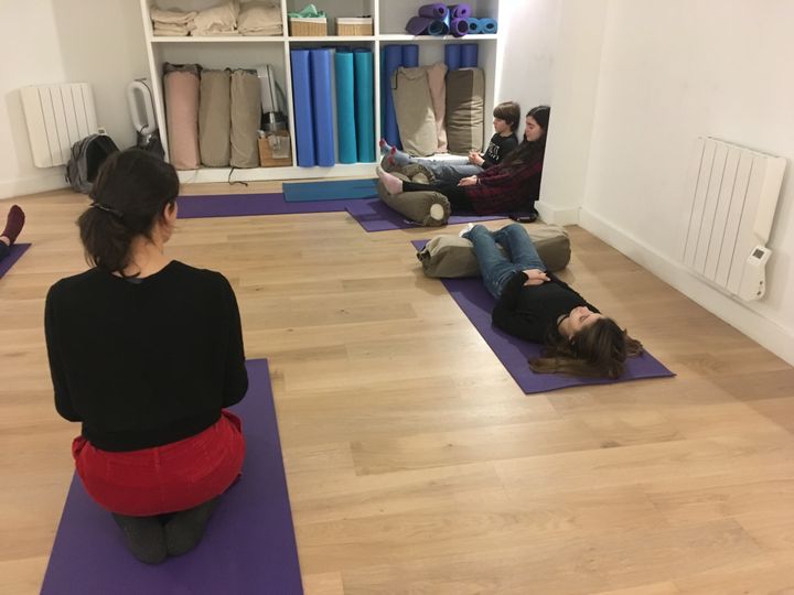 En pleine séance de relaxation sophrologique, au studio Marga à Paris. (INGRID POHU / RADIO FRANCE)