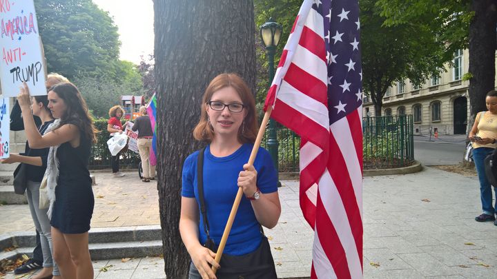 Rebecca vit depuis sept ans en France. Elle est venue exprimer son opposition à la politique de Donald Trump. (F. MAGNENOU / FRANCEINFO)