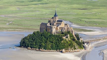 Une vue a&eacute;rienne du Mont-Saint-Michel (Manche), le 28 mai 2012. (FRANCIS LEROY / AFP)