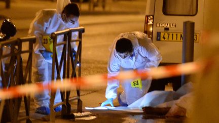 La police enqu&ecirc;te sur les lieux d'un r&egrave;glement de comptes &agrave; Marseille (Bouches-du-Rh&ocirc;ne), le 19 ao&ucirc;t 2013. (BORIS HORVAT / AFP)