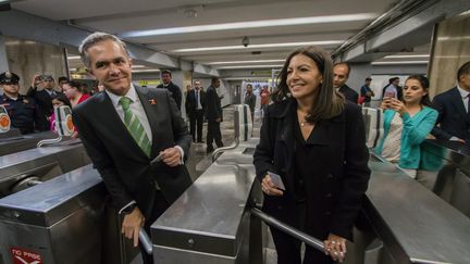 La maire de Paris, Anne Hidalgo, le 30 novembre 2016 à Mexico, en compagnie du maire de Mexico, Miguel Angel Mancera. (HECTOR GUERRERO/POOL / AFP POOL)