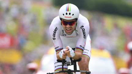 Tom Dumoulin, lors de l'épreuve du contre-la-montre entre&nbsp;Saint-Pée-sur-Nivelle et Espelette (Pyrénées-Atlantiques), le 28 juillet 2018. (DAVID STOCKMAN / BELGA MAG / AFP)