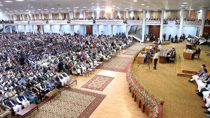 Le président de l'Afghanistan,&nbsp;Ashraf Ghani, face à l'assemblée de la Jirga, le 9 août 2020, à Kaboul. (HANDOUT / PRESS OFFICE OF PRESIDENT OF AFG / AFP)