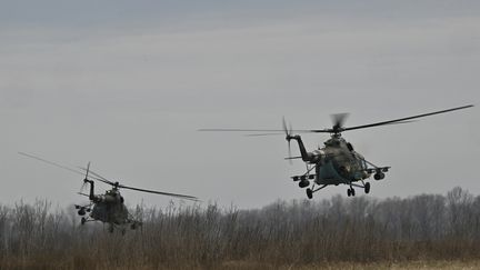 Des hélicoptères militaires ukrainiens MI-8 volent à basse altitude dans la région de Kharkiv, le 2 avril 2023, en Ukraine. (GENYA SAVILOV / AFP)