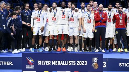 L'équipe de France sur le podium du mondial de handball avec la médaille d'argent. (JESSICA GOW / TT NEWS AGENCY)