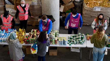 Des volontaires des Restos du coeur distribuent de la nourriture aux étudiants au Vélodrome, à Marseille, le 26 mars 2021. (NICOLAS TUCAT / AFP)