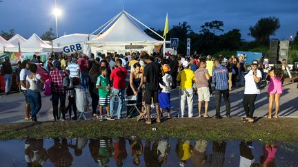 Des sympathisants au mouvement social sont rassemblés à Cayenne, dimanche 6 avril 2017. (JODY AMIET / AFP)