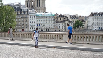 Des passants à Paris, le 21 août 2020. (MYRIAM TIRLER / HANS LUCAS / AFP)