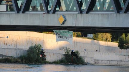 Des militants pour le climat ont organisé une action sur un pont de Bâle (Suisse), le 11 août 2023, conduisant la police à interrompre la circulation sur le Rhin. (COLLECTIVE CLIMATE JUSTICE)