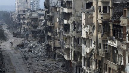 Une rue d&eacute;vast&eacute;e &agrave; Homs (Syrie), le 27 janvier 2014. (YAZAN HOMSY / REUTERS)