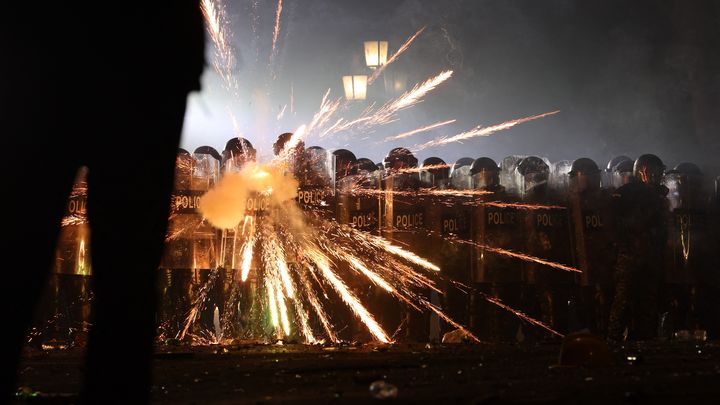 Des affrontements entre manifestants et policiers, à Tbilissi (Géorgie), le 1er décembre 2024. (GIORGI ARJEVANIDZE / AFP)