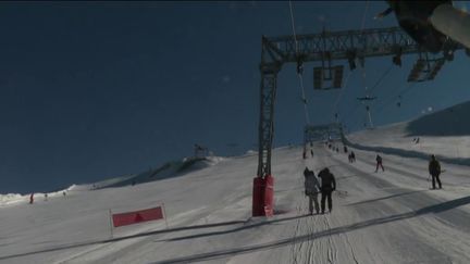 Ski : les passionnés savourent la réouverture des pistes et des remontées mécaniques