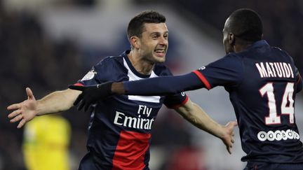 Les milieux de terrains du PSG Thiago Motta et Blaise Matuidi, le 19 janvier 2014, heureux d'avoir vaincus Nantes 5-0, &agrave; Paris. (KENZO TRIBOUILLARD / AFP)