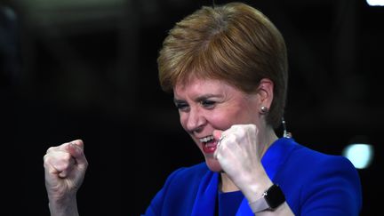 La Première ministre et chef de file&nbsp;des indépendantistes écossais, Nicola Sturgeon, célèbre la victoire de son parti aux législatives, le 13 décembre 2019 à Glasgow (Ecosse). (ANDY BUCHANAN / AFP)