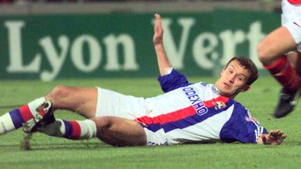 Ghislain Anselmini, alors d&eacute;fenseur de l'Olympique lyonnais, lors d'un match face au PSG, le 31 octobre 1997, &agrave; Lyon (Rh&ocirc;ne). (REUTERS)