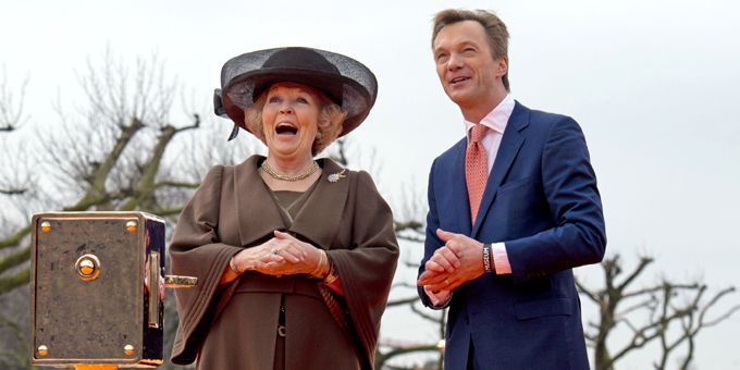 Beatrix à l'inauguration du Rijksmuseum rénové, en compagnie de son directeur Wim Pijbes, à Amsterdam (13/4/2013)
 (Robin Utrecht / ANP / AFP)