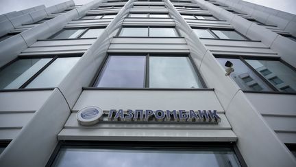 Le logo de la banque russe Gazprombank, filiale du géant énergétique Gazprom, dans ses bureaux à Moscou, le 27 avril 2022. (NATALIA KOLESNIKOVA / AFP)