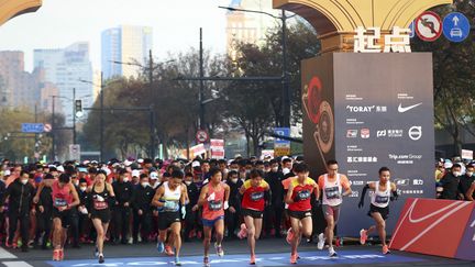 Départ des coureurs lors du marathon de&nbsp;Shanghai, le 29 novembre 2020. (STR / AFP)