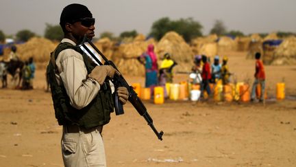 Militaire nigérien montant la garde dans un camp de réfugiés de la région de Diffa (sud-est du Niger) durant une visite du ministre de l'Intérieur le 18 juin 2016. (LUC GNAGO / X01459)