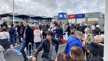 Les visiteurs sont évacués de l'aéroport de Bordeaux (Gironde), le 18 octobre 2023. (SEVERINE DABADIE / ONLY FRANCE / AFP)