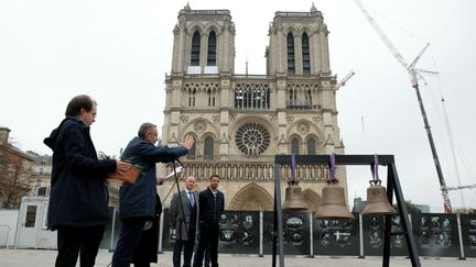 7 novembre 2024. Monseigneur Olivier Ribadeau Dumas, recteur-archevêque de la cathédrale Notre-Dame, (2-G), aux côtés du directeur de la fonderie de cloches Cornille Havard, Paul Bergamo (C), et du président français du Comité d'organisation des Jeux olympiques et paralympiques de Paris 2024, Tony Estanguet (D), bénit les trois nouvelles cloches, dont celle utilisée lors des Jeux olympiques de Paris, qui doivent être placées dans la cathédrale Notre-Dame de Paris, avant sa réouverture. (THOMAS SAMSON / AFP)