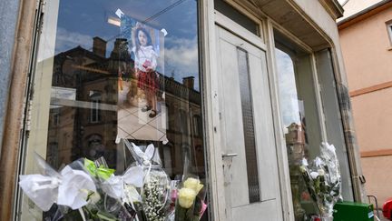 Les fleurs déposées par les habitants de Rambervilliers dans l'est de la France, après la mort de la fillette âgée de 5 ans. (JEAN-CHRISTOPHE VERHAEGEN / AFP)