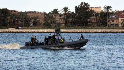 Un bateau des secours participe à une opération de sauvetage après le naufrage d'un bateau transportant des migrants au large de Rosette (Egypte), le 22 septembre 2016. (MOHAMED EL-SHAHED / AFP)