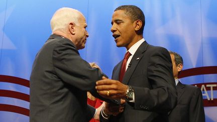 John McCain et Barack Obama, alors respectivement candidats républicain et démocrate à la présidentielle américaine, le 11 septembre 2008 à New York (Etats-Unis). (STEPHAN SAVOIA / AP / SIPA)