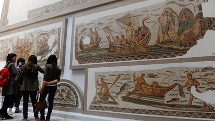 Des touristes regardent des mosaïques du musée du Bardo (17/05/2012)
 (AFP / Fethi Belaid)