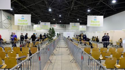 Le hall du centre de vaccination du parc Chanot, à Marseille, le 19 avril 2021. (NICOLAS TUCAT / AFP)