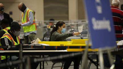 Des agents électoraux&nbsp;comptent les bulletins de&nbsp;vote, à Philadelphie,&nbsp;en&nbsp;Pennsylvanie,&nbsp;le 4 novembre 2020. (SPENCER PLATT / GETTY IMAGES NORTH AMERICA / AFP)