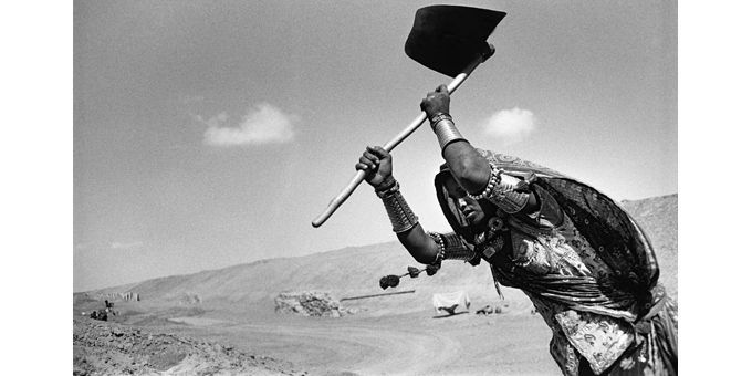 C&#039;est une tradition pour des familles entières de participer à la construction du canal. Rajasthan, Inde, 1990
 (Sebastiao Salgado)