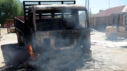 Camion incendié lors de manifestations à Mahikeng, chef-lieu de la province du Nord-Ouest en Afrique du Sud, le 20 avril 2018. (STRINGER / AFP)