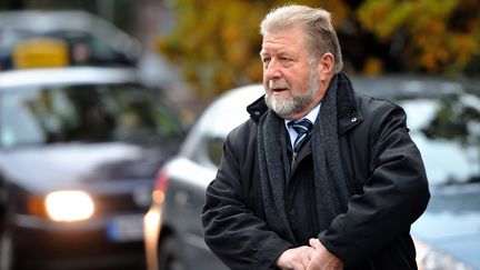 L'ancien d&eacute;put&eacute; socialiste Jean-Pierre Kucheida arrive &agrave; l'h&ocirc;tel de police de Douai (Nord), le 17 octobre 2012.&nbsp; (PHILIPPE HUGUEN / AFP)