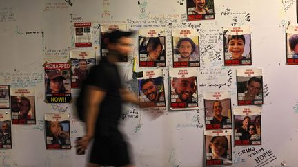 Portraits of Israeli hostages on a wall in Tel Aviv on November 21, 2023 (illustrative photo).  (AHMAD GHARABLI / AFP)