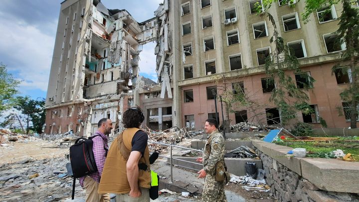 Un trou béant dans le bâtiment du gouverneur de Mykolaïv, bombardé par les Russes le 29 mars dernier. (AGATHE MAHUET / FRANCEINFO / RADIO FRANCE)