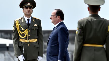 Fran&ccedil;ois Hollande &agrave; Erevan lors des comm&eacute;morations du 100e anniversaire du g&eacute;nocide arm&eacute;nien, le 24 avril.&nbsp; (KIRILL KUDRYAVTSEV / AFP)