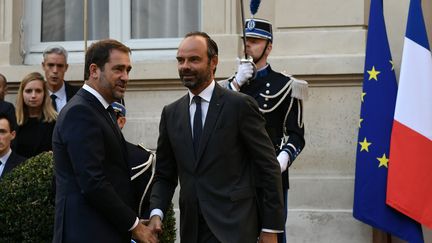 La passation de pouvoir au ministère de l'Intérieur entre Édouard Philippe et Christophe Castaner, mardi 16 octobre. (PHILIPPE LOPEZ / AFP)