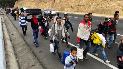 Des migrants se dirigent vers le Pérou, à Tulcan (Equateur), le 21 août 2018. (ANDRES ROJAS / REUTERS)