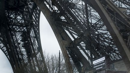 La tour Eiffel est fermée depuis le lundi 19 février, en raison d'une grève reconductible. (ERIC BRONCARD / AFP)