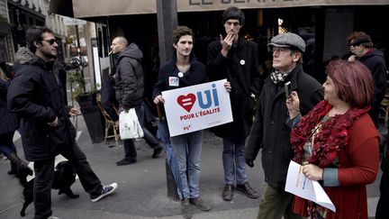 Le Parti socialiste, et son slogan "Oui pour l'&eacute;galit&eacute;", &eacute;tait pr&eacute;sent dans le cort&egrave;ge. (LIONEL BONAVENTURE / AFP)