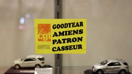 Un autocollant hostile &agrave; la direction de Goodyear coll&eacute; lors du Salon de l'automobile, le 8 octobre 2010 &agrave; Paris. (JOEL SAGET / AFP)