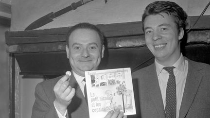 René Goscinny et Jean-Jacques Sempé, lauréats du prix Alphonse Allais, présentent leur livre "Le Petit Nicolas et les copains" le 11 février 1964 à Paris (KEYSTONE-FRANCE / GAMMA-KEYSTONE / GETTY IMAGES)